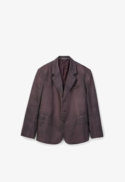 Blazer de cuadros marrón oscuro para hombre con tres botones, solapas con muesca, dos bolsillos frontales con solapa y un bolsillo en el pecho, colocado plano sobre fondo blanco.
