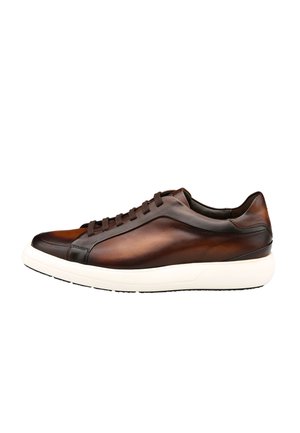 Sneaker in pelle marrone con finitura liscia, cuciture tonali, suola in gomma bianca e design con lacci. Profilo basso con punta arrotondata.