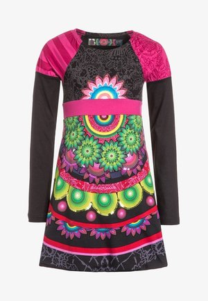 Vestido de manga larga para niña con mangas rosas, brazos negros y patrones vibrantes multicolores de flores y geometría en el cuerpo y la falda.