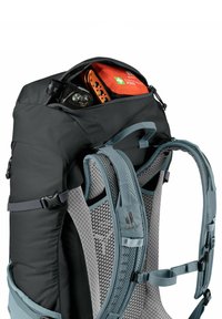 Schwarzer Wanderrucksack mit grauen Netzträgern. Der offene Rand gibt einen orangefarbenen Verbandskasten preis. Verfügt über verstellbare Riemen und ein robustes Design.