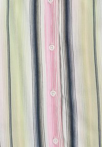 Tissu rayé verticalement avec patte de boutonnage dotée de boutons blancs, rayures aux tons pastel vert, bleu, rose et beige.