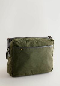 Taška cez plece - khaki green