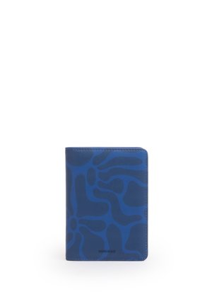 Portafoglio blu con motivi floreali astratti blu scuro, forma rettangolare e cuciture visibili ai bordi, in piedi su sfondo bianco.