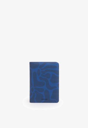 Portafoglio blu con motivi floreali astratti blu scuro, forma rettangolare e cuciture visibili ai bordi, in piedi su sfondo bianco.