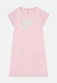 Rožinė medvilninė suknelė-trumpomis rankovėmis, apvaliu iškirpimu ir baltu Nike logotipu priekyje. Minkšta tekstūra, kasdienis dizainas.