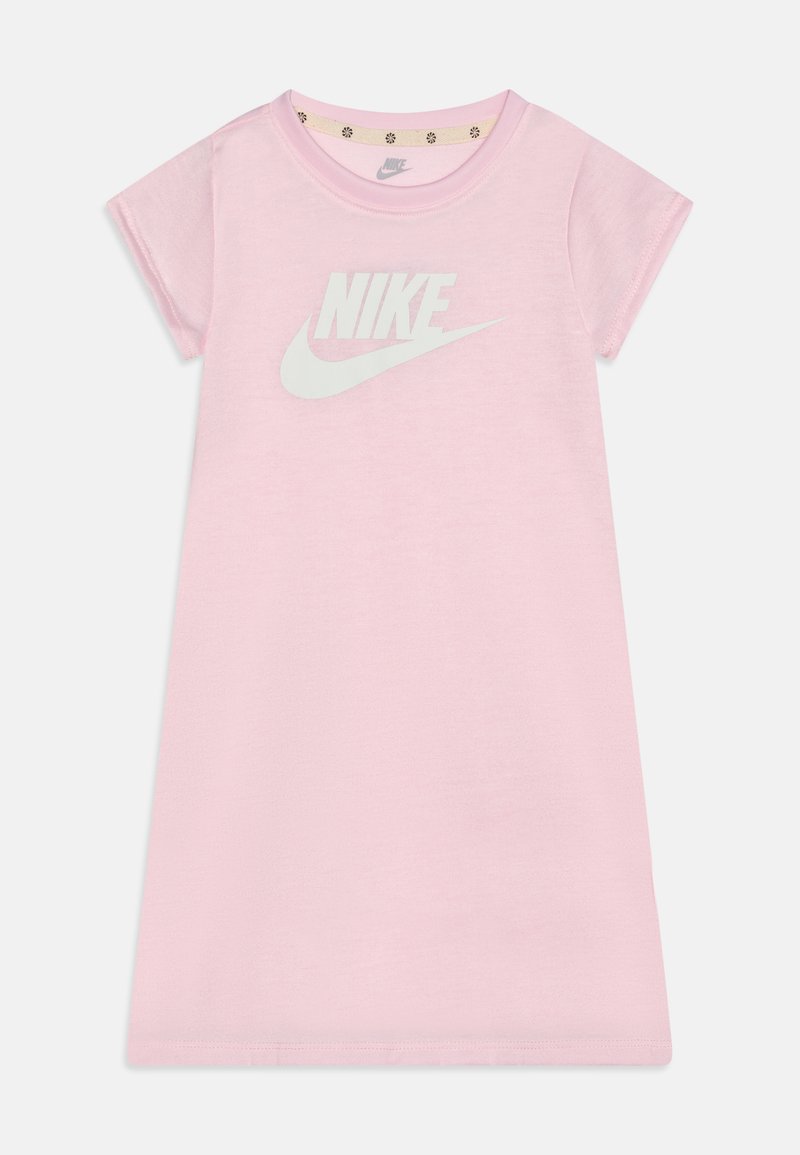 Rosa bomull t-skjortekjole med korte ermer, rund halslinning og en hvit Nike-logo på forsiden. Myk tekstur, uformell design.