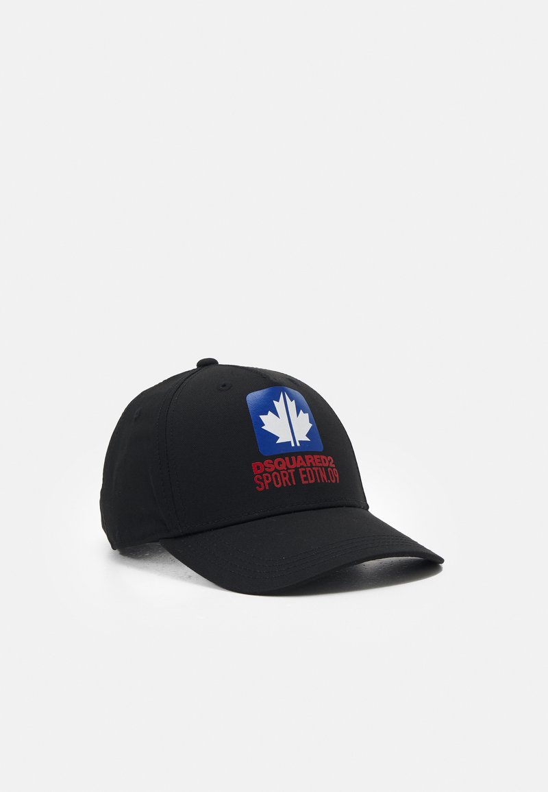 Cappellino da baseball nero in tessuto con visiera curva. Presenta un logo blu con una foglia d'acero bianca e il testo rosso "DSQUARED2 SPORT EDTN.09."