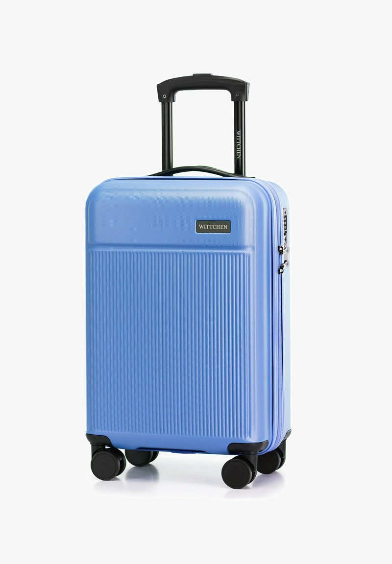 Hartschalenkoffer in Hellblau mit vertikaler Rillenstruktur, ausziehbarem schwarzen Griff und vier schwarzen Rädern. Markenlogo sichtbar.