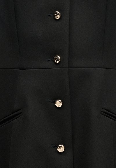 Μαύρο παλτό από ύφασμα με τέσσερα λαμπερά χρυσά κουμπιά χαραγμένα με τη λέξη "SANDRO", που διαθέτει δύο κεκλιμένες πλαϊνές τσέπες.