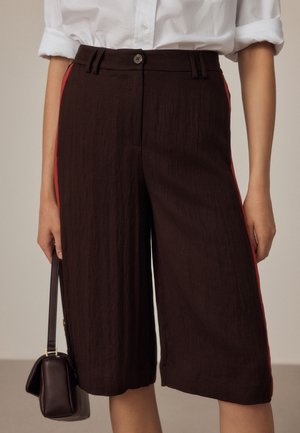 Next, REGULAR FIT - SMART KNEE SHORTS WITH SIDE STRIPES - Shorts - chocolate brown