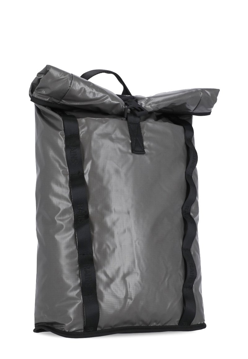 Szary plecak typu roll-top wykonany z wodoodpornego materiału o gładkiej teksturze, z czarnymi paskami po bokach zapewniającymi bezpieczne zamknięcie.