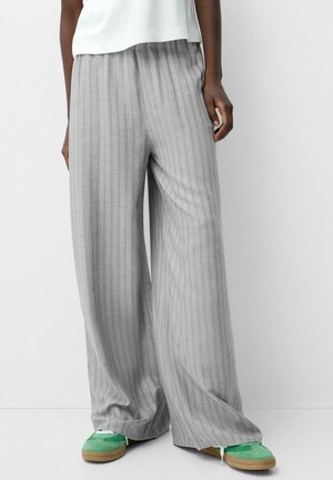 Bredbenede grå bukser med lodrette striber, lavet af et let materiale, med en elastisk talje og en afslappet pasform.