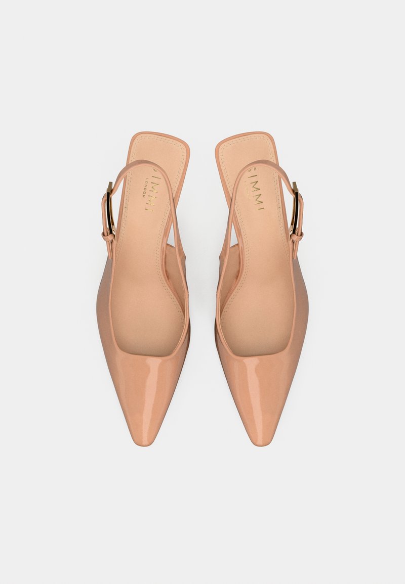 Chaussures slingback en cuir verni beige avec des orteils pointus, dotées d'un dessus lisse, de côtés ouverts et d'une boucle dorée en accent.