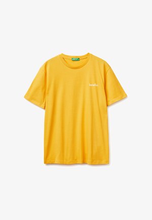 Gelbes kurzärmeliges Baumwoll-T-Shirt mit rundem Ausschnitt und kleinem weißem "benetton"-Logo auf der linken Brust.
