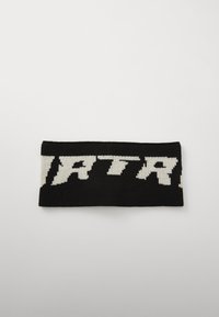 Strikket hovedbånd i sort og hvidt med et dristigt tekstmønster. Blød tekstur med rektangulær form, velegnet til vinterbrug.