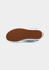 Σόλα παπουτσιού με καφέ λαστιχένιο πέλμα σε σχέδιο βαφλά, λευκό μεσαίο μέρος και ορατό μπλε πάνω μέρος, απεικονιζόμενη από κάτω σε ανοιχτό φόντο.