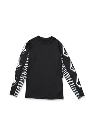 T-shirt de sport à manches longues présentant un corps noir uni avec des motifs géométriques blancs sur une manche et un design rayé sur l'autre.