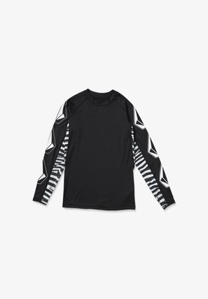 Camisa deportiva de manga larga con un cuerpo negro sólido, patrones geométricos blancos en una manga y un diseño a rayas en la otra.