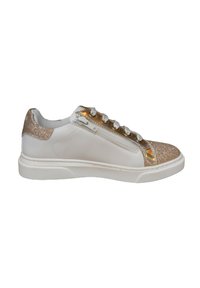 Sneakers bianchi con un accento dorato luccicante sul tallone e una striscia iridescente lucida lungo il lato. Suola in gomma e design con lacci.