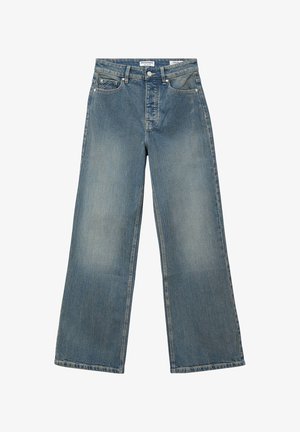 Laajat siniset farkut, jotka on valmistettu farkkukangasta haalistuneella pinnalla. Niissä on nappikiinnitys, kaksi etutaskua ja klassinen viiden taskun muotoilu.