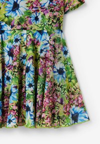 Sukienka w kwiatowy deseń wykonana z tkaniny o intensywnej zielonej bazie, z niebieskimi i różowymi kwiatami, plisowanym dołem oraz krótkimi rękawami.