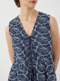Robe sans manches bleu marine ornée de motifs floraux brodés légers bleu clair, avec un décolleté en V profond et un lien à l'avant.