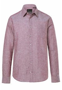 Rød- og hvidternet skjorte med lange ærmer, knappet krave, brystlomme og hvide knapper mod en tekstureret stofbaggrund.