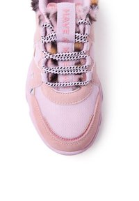 Zapatilla rosa con parte superior de malla texturizada y acentos de ante, con un cuello forrado de piel y cordones de patrón en blanco y negro. El texto en la lengüeta dice "HAVE A."