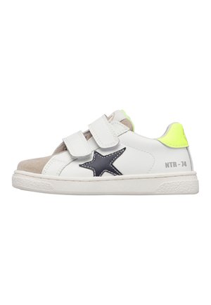 Scarpa da ginnastica bianca con punta beige, stella nera sul lato, due cinturini in Velcro, linguetta al tallone giallo neon e scritta "NTR-74" vicino al tallone.