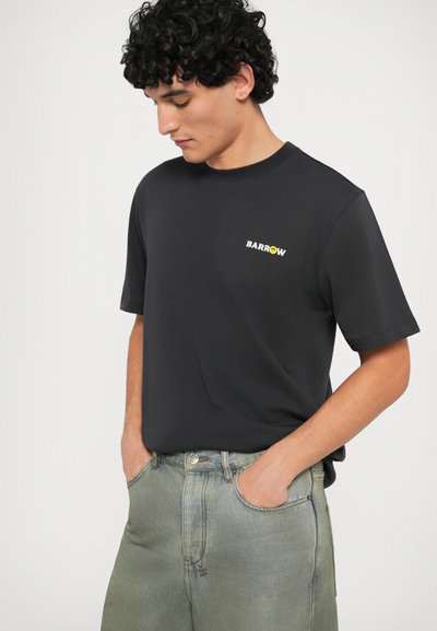 T-shirt nera a maniche corte con colletto a girocollo e la scritta "BARROW" ricamata in giallo e bianco sul lato sinistro del petto.