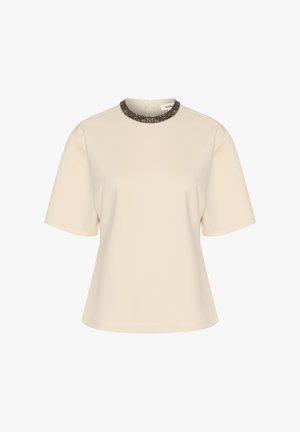 Cremefarbenes T-Shirt mit kurzen Ärmeln und Rundhalsausschnitt, versehen mit einem dunklen, verzierten Kragen. Hergestellt aus einem glatten, leichten Stoff.