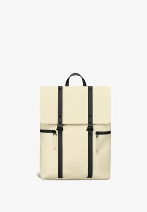 Kermanvärinen reppu mustilla remmeillä, kahdella etutaskulla vetoketjulla, yläkahvalla ja läppäsuljetuksella, jossa kohokuvioitu teksti "Gaston Luga Stockholm".