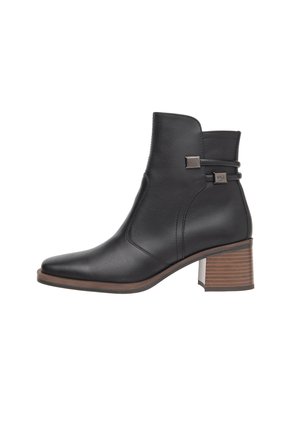 Zwarte leren enkelboot met een spitse neus, voorzien van een blokhak en zilveren accenten. Gladde textuur en zichtbare stiksels.