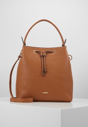 Braune Leder-Eimer-Tasche mit strukturiertem Finish, goldfarbenen Beschlägen, Zugbandverschluss und abnehmbarem Schultergurt. Markenlogo sichtbar.