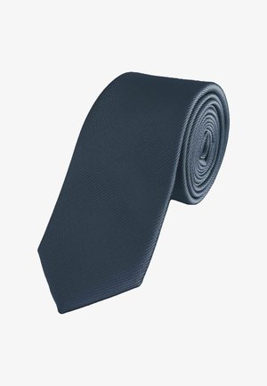 Cravate en soie bleu foncé roulée avec un motif diagonal tissé subtil sur fond blanc.