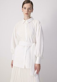 Touché Privé BAT SLEEVE - Blúzka so zapínaním na gombíky - white