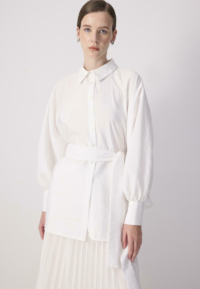 Touché Privé BAT SLEEVE - Blúzka so zapínaním na gombíky - white