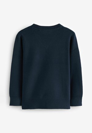 Granatowy sweter, wykonany z miękkiego materiału, z okrągłym dekoltem, długimi rękawami oraz prążkowanymi mankietami i dołem. Gładka tekstura bez widocznych wzorów.
