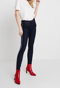 Tommy Hilfiger Vaqueros pitillo - blue denim