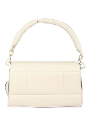 Bolso bandolera color crema con un diseño acolchado y de forma estructurada, que presenta un asa suave. Acentos de metal plateado.