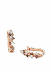 Różowe złote kolczyki w kształcie kół z naprzemiennie ułożonymi klarownymi i brązowymi kamieniami szlachetnymi w różnych rozmiarach, ułożonymi w zakrzywiony, elegancki wzór.