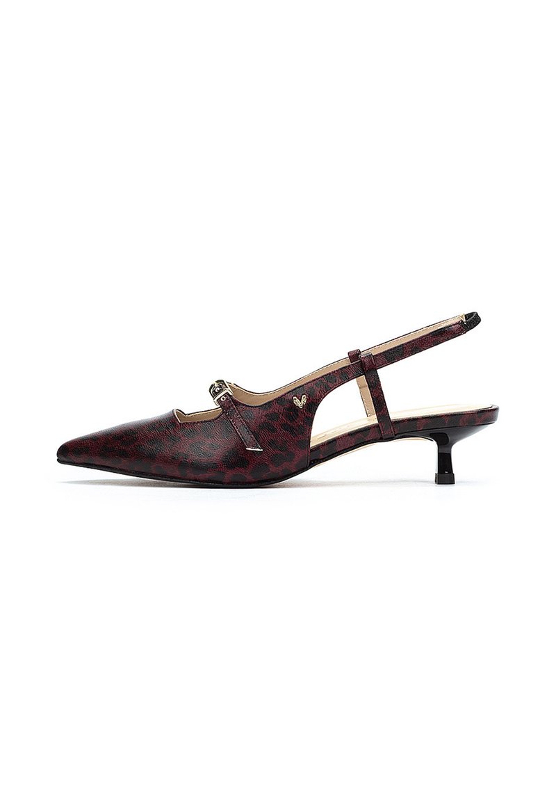 Zapatos slingback de punta afilada en estampado de leopardo negro y rojo oscuro, con un tacón bajo, que cuentan con una pequeña correa y un detalle decorativo de hebilla.