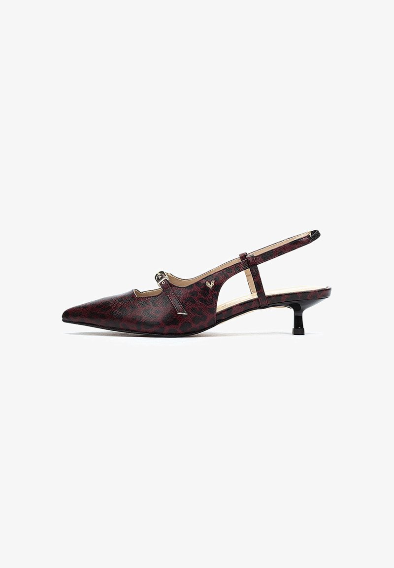 Zapatos slingback de punta afilada en estampado de leopardo negro y rojo oscuro, con un tacón bajo, que cuentan con una pequeña correa y un detalle decorativo de hebilla.