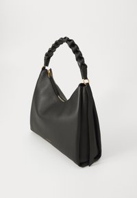 Sort læder håndtaske med flettet håndtag, sølv lynlås, blød tekstur og minimalistisk design. Har en aftagelig strop og sidesideaccent.