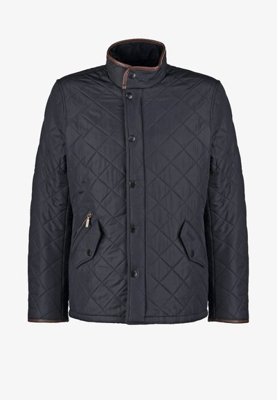Veste matelassée marine avec un col montant, deux poches avant, des boutons noirs et des accents en cuir marron au col et à l'ourlet.