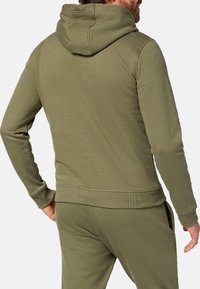 Felpa verde oliva con finitura testurizzata, dotata di cappuccio, maniche lunghe e polsini a coste. Design semplice senza hardware visibile o modelli.