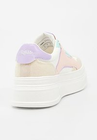 Baskets à plateforme blanches avec tissu beige, accents rose pastel et violet, et logo "Buffalo" sur la languette du talon.