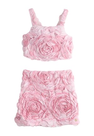 Completo rosa due pezzi con motivi testurizzati a petalo di rosa, composto da un crop top senza maniche e una gonna abbinata.