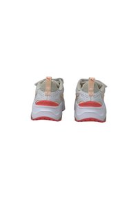 Zapatillas deportivas blancas con acentos rosas, que cuentan con una parte superior sintética texturizada, un collar acolchado y una lengüeta en la parte trasera.
