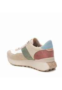 Zapatilla beige y en tonos pastel con paneles de ante y malla, que presenta una suela gruesa, acentos de color en verde, rosa, azul y costuras decorativas.